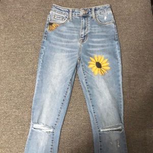 This is a pair of forever 21 jeans. It’s a self design. They’ve been worn once.
